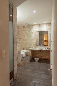 库斯科坦博德尔阿列罗精品酒店的带浴缸、水槽和淋浴的浴室