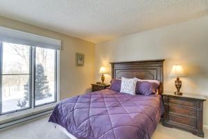 Mount Torry FurnaceCozy Condo with Patio 1 Mi to Wintergreen Resort!的一间卧室设有紫色的床和窗户