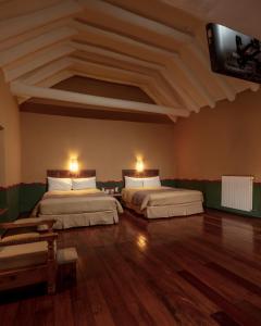 库斯科坦博德尔阿列罗精品酒店的客房设有两张床和一台平面电视。