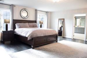 波托马克Hygge, Upscale & Relaxing Luxury的卧室配有一张床,墙上设有镜子