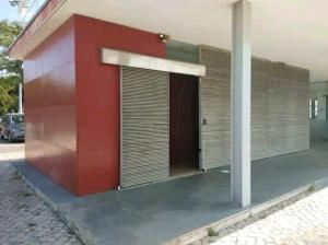 里斯本Vintage Sailboat in Belém的一座红色墙壁和门的建筑