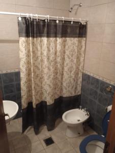 Las HerasDepartamento West的带淋浴帘和卫生间的浴室