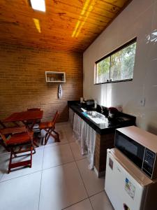 多明戈斯马丁斯Chalé do Lago 02的一个带水槽和桌子的厨房