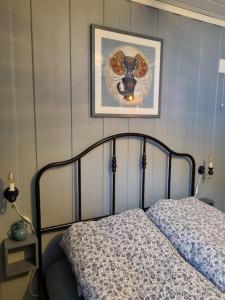 TorpoSolhaug的卧室配有一张床,墙上挂着一幅画