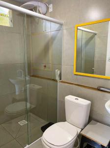 弗洛里亚诺波利斯Casa beira do mar的一间带卫生间和玻璃淋浴间的浴室
