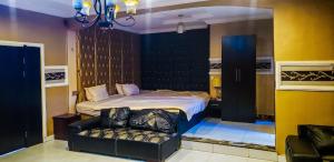 奥韦里Hotel Belisco的一间卧室配有一张床和一张沙发