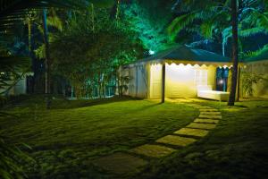 莫尔吉姆Marbela Beach Resort的夜晚在院子中间的帐篷