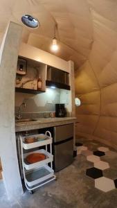 下博克特Dome in the Heart of Boquete.的一间带水槽和炉灶的小厨房