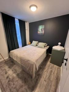 卑尔根Spacious and Beautiful Apartment in Bergen with free parking的一间卧室设有一张床和一个大窗户
