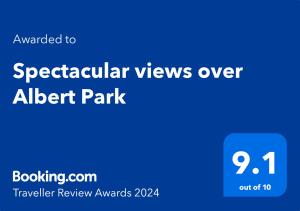 墨尔本Spectacular views over Albert Park的蓝色标志,带有快速字谜,可以俯瞰警报公园