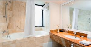 利马利马美利亚酒店的带浴缸和盥洗盆的浴室