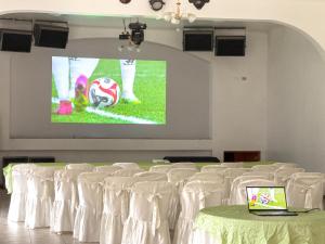 安达韦拉斯La Mansion Casa Hotel的一间设有白色椅子和足球球屏风的房间