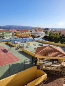 大加那利岛拉斯帕尔马斯Palm Oasis - Time Sharing的一座建筑物屋顶上的网球场
