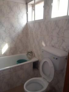 阿布贾Gifted Apartment & Residence的一间带卫生间和浴缸的浴室