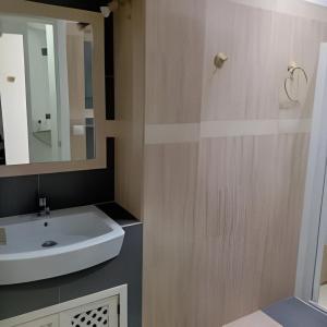 罗塔Castelar的浴室设有白色水槽和镜子