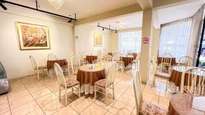 安达韦拉斯La Mansion Casa Hotel的餐厅内带桌椅的房间