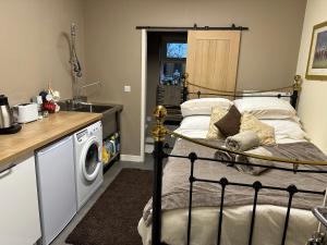 LincolnshireThe Stable Room at The Grange的一间卧室配有一张床和一台洗衣机