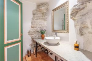 塔林Exclusive House in Old Town的一间带水槽和镜子的浴室