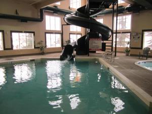 纳尔逊堡纳尔逊堡速8酒店的大楼内一个带滑梯的游泳池
