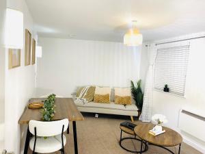 RisleyCozy Apartment in Birchwood的客厅配有桌子和沙发