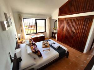 福恩吉罗拉Villa Las Mercedes - Urbanización El Castillo的一间卧室设有一张大床和一个大窗户