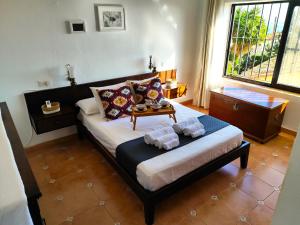 福恩吉罗拉Villa Las Mercedes - Urbanización El Castillo的一间卧室配有带枕头的床