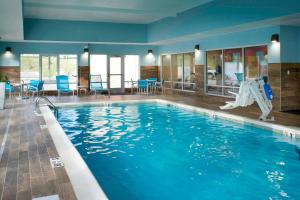 里士满TownePlace Suites by Marriott Richmond的一个带滑梯的游泳池