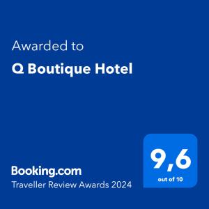 芽庄Q Boutique Hotel的蓝调手机屏幕,文字被授予一家精品酒店