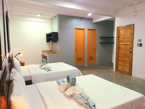 波尔多·格尼拉AV Suites的酒店客房带两张床,房间带
