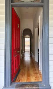 墨尔本Cottage on Richmond Hill的门厅的红色门
