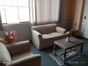 蓬塔内格拉Alojamiento Punta Negra的客厅配有两把椅子和一张茶几