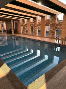 里奥班巴Spa皇家金堡酒店的一座带楼梯的游泳池