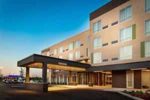 印第安纳波利斯Courtyard by Marriott Indianapolis West-Speedway的酒店前方的 ⁇ 染