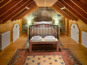 斯泰兹Seaton Cottage - Uk31990的阁楼卧室配有床