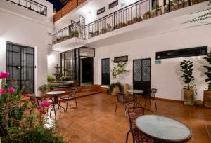 瓜达拉哈拉Casa Irake的大楼内带桌椅的庭院