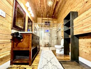 新奥尔良福丽迪乐斯住宿加早餐旅馆的一间带卫生间和木墙的浴室
