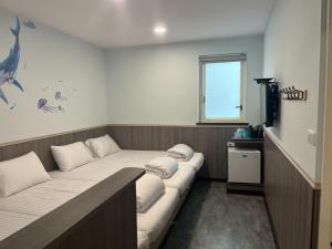 小琉球岛野原星之宿的客房设有两张床和窗户。
