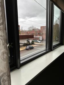 波特兰VioletSuitesPDX的享有街道景致的开放式窗户