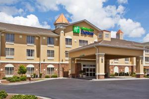 萨凡纳Holiday Inn Express Savannah Airport, an IHG Hotel的酒店正面景色