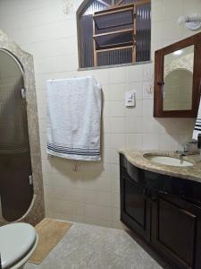 伊塔佩米林河畔卡舒埃鲁CAXU HOSTEL的一间带水槽、镜子和卫生间的浴室