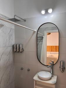 拉法尔达URBAN 483的一间带水槽和镜子的浴室