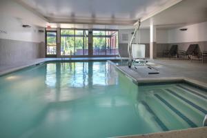 威廉斯敦Fairfield Inn & Suites by Marriott Williamstown的大楼内的一个蓝色海水游泳池