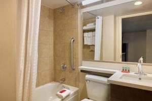 纽约纽约时代广场烛木套房酒店的带浴缸、卫生间和盥洗盆的浴室