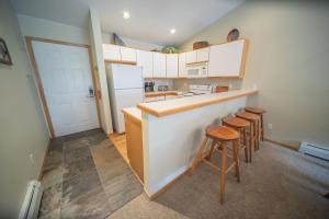 基斯通Cinnamon Ridge D323的一间厨房,内设一个柜台和凳子