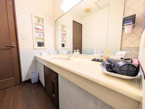 大村市SKY Ocean-terace Omura的一间带水槽和大镜子的浴室
