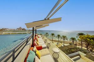圣埃乌拉利亚W Ibiza的海景阳台和游泳池