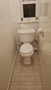 伯明翰3BED Maisonette Near CityCentre的一间带白色卫生间的浴室和窗户。