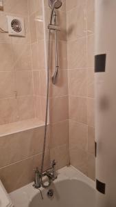伯明翰3BED Maisonette Near CityCentre的带淋浴的浴室