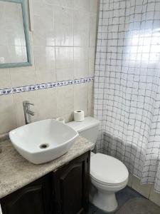 奇廉Departamentos Arrayán的浴室配有白色卫生间和盥洗盆。