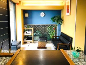 东京WEB Hotel Tokyo Asakusabashi / Vacation STAY 8771的客厅配有沙发和桌子